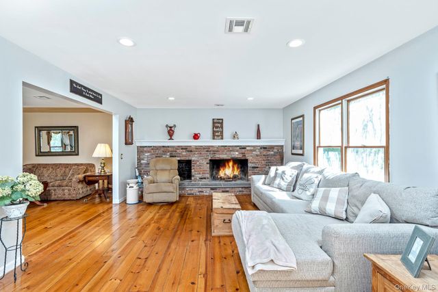 41 Astor Avenue, Saint James, NY 11780