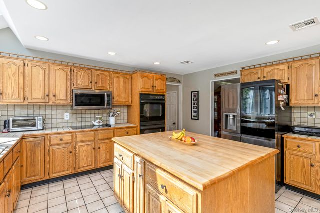 41 Astor Avenue, Saint James, NY 11780