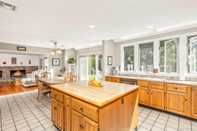 41 Astor Avenue, Saint James, NY 11780