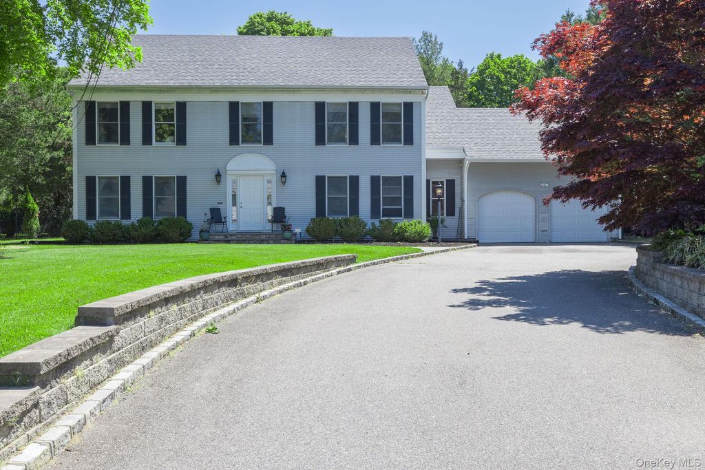 41 Astor Avenue, Saint James, NY 11780