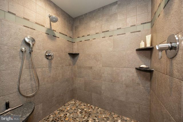 5 WOODFORD LN, Malvern, PA 19355