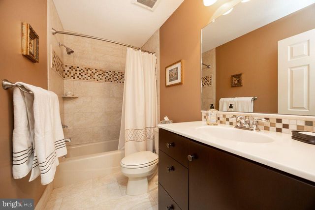 5 WOODFORD LN, Malvern, PA 19355