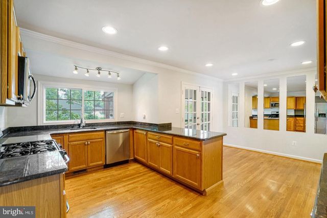 9821 HAMPTON LN, Fairfax, VA 22030