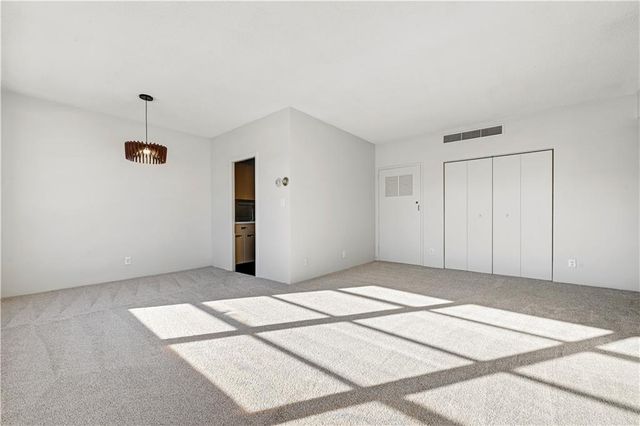 333 W MEYER Boulevard 214, Kansas City, MO 64113