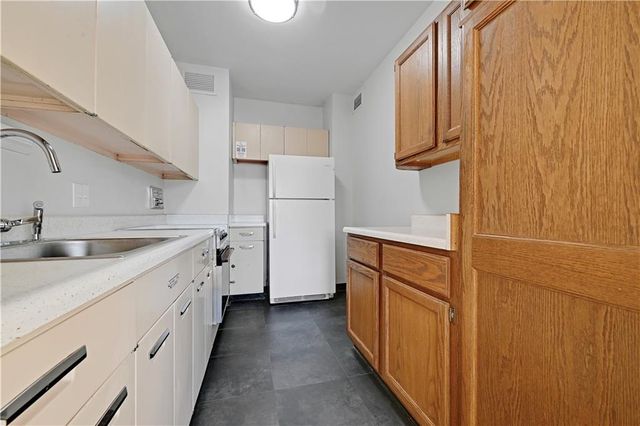 333 W MEYER Boulevard 214, Kansas City, MO 64113