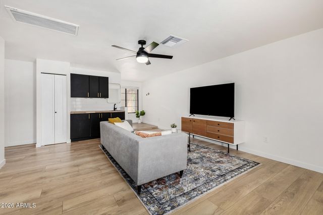 102 W ECHO Lane, Phoenix, AZ 85021