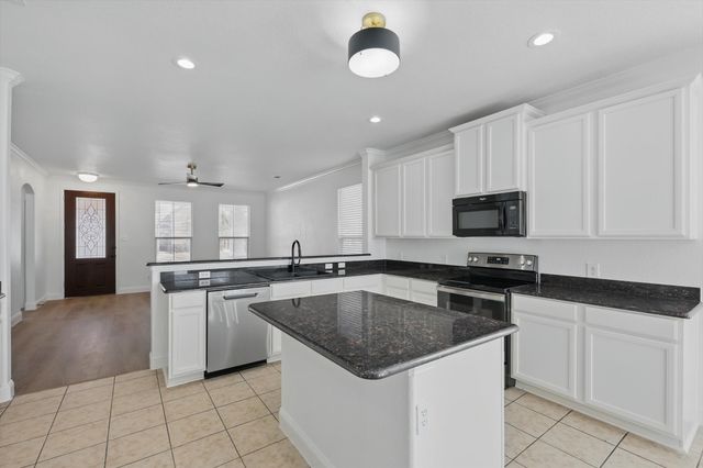 924 Charleston Lane, Savannah, TX 76227