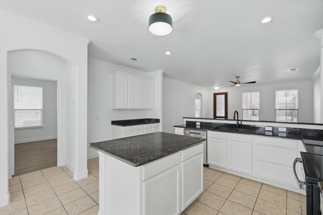 924 Charleston Lane, Savannah, TX 76227