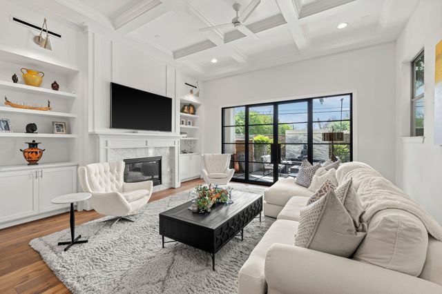 110 E 26th Street B, Houston, TX 77008