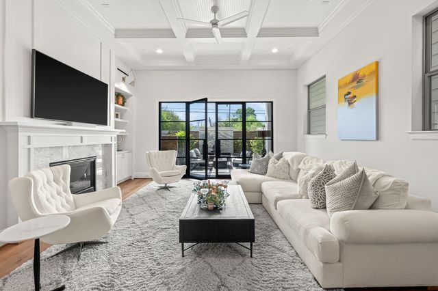 110 E 26th Street B, Houston, TX 77008