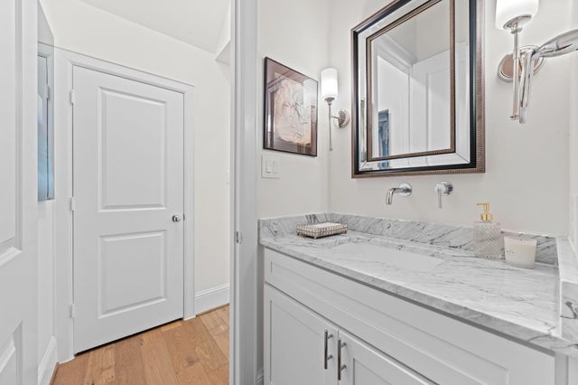 110 E 26th Street B, Houston, TX 77008