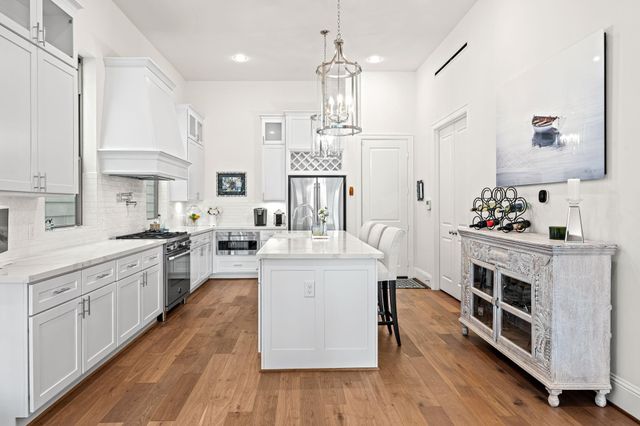 110 E 26th Street B, Houston, TX 77008