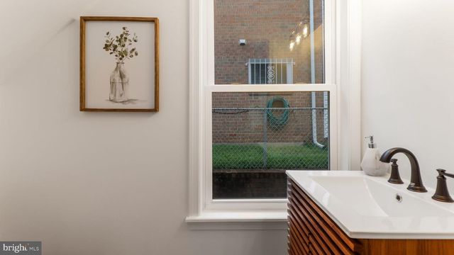 5220 BLAINE ST NE, Washington, DC 20019