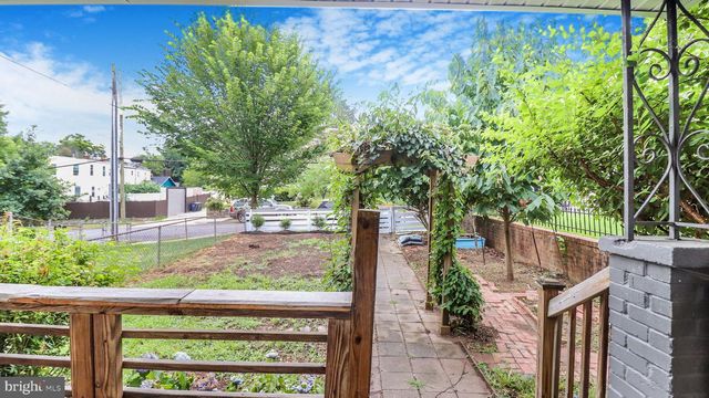 5220 BLAINE ST NE, Washington, DC 20019