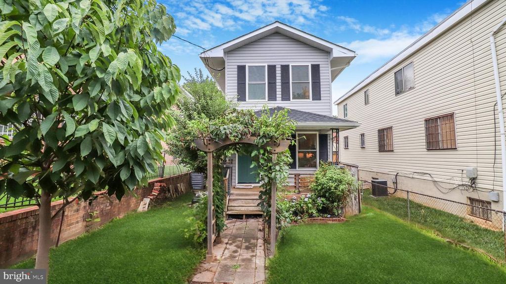 5220 BLAINE ST NE, Washington, DC 20019