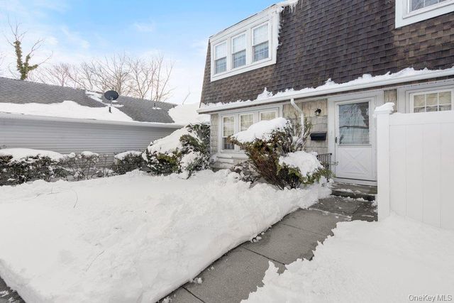 120 Whalers Cove 120, Babylon, NY 11702