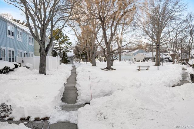 120 Whalers Cove 120, Babylon, NY 11702