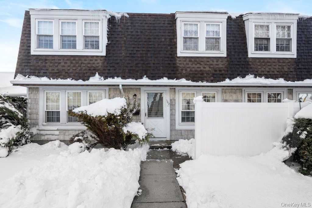 120 Whalers Cove 120, Babylon, NY 11702