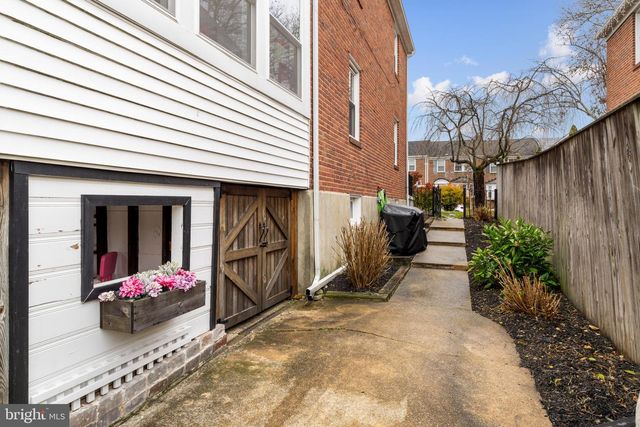 136 HOPKINS RD, Baltimore, MD 21212