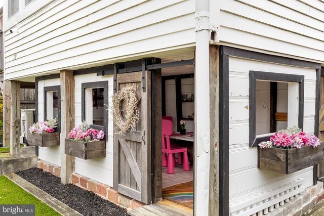 136 HOPKINS RD, Baltimore, MD 21212