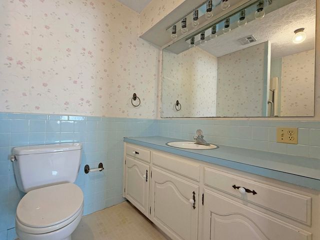 2242 E Meadow Drive, Springfield, MO 65804