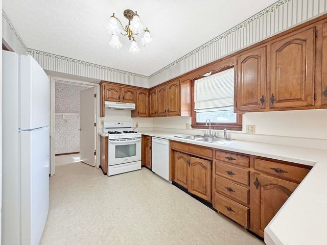 2242 E Meadow Drive, Springfield, MO 65804