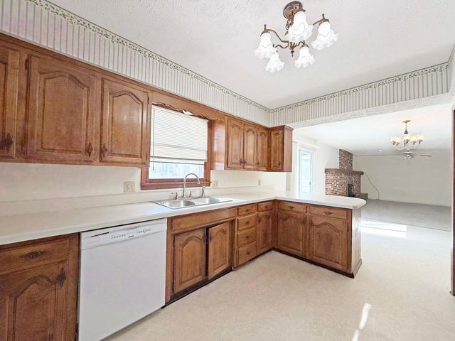 2242 E Meadow Drive, Springfield, MO 65804