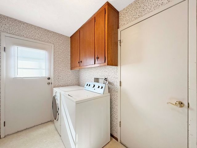 2242 E Meadow Drive, Springfield, MO 65804