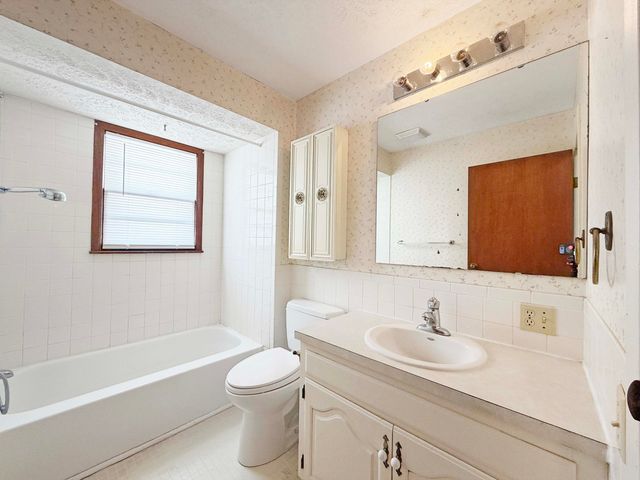 2242 E Meadow Drive, Springfield, MO 65804