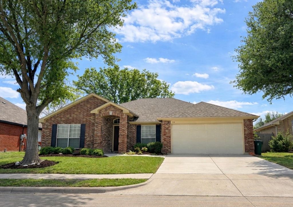 208 creek point Lane, Mansfield, TX 76002