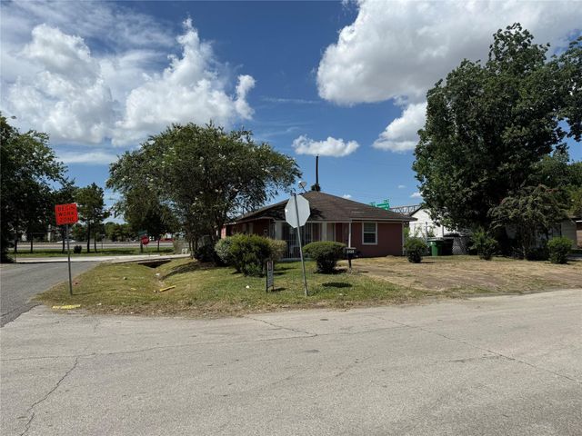 5501 Malmedy Road, Houston, TX 77033