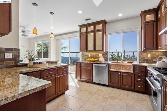 7892 Pineville Cir, Castro Valley, CA 94552