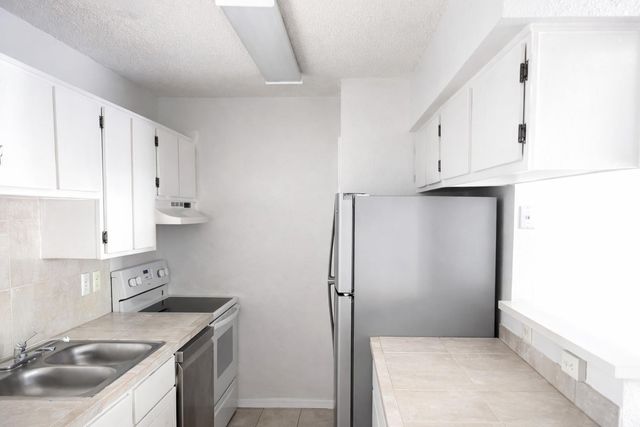 2750 Holly Hall St Street 713, Houston, TX 77054