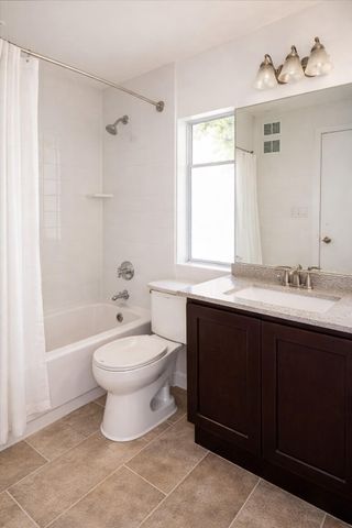 2750 Holly Hall St Street 713, Houston, TX 77054