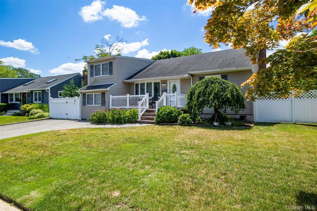 3902 Clove Court, Seaford, NY 11783