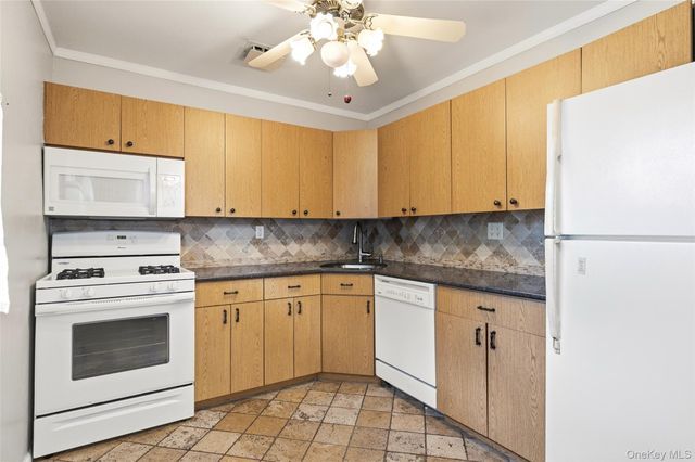 3902 Clove Court, Seaford, NY 11783