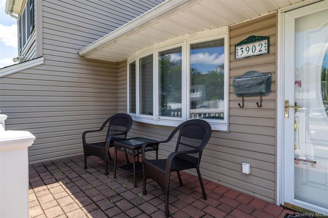 3902 Clove Court, Seaford, NY 11783