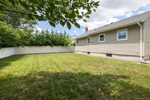 3902 Clove Court, Seaford, NY 11783