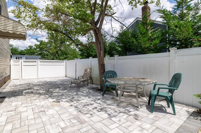 3902 Clove Court, Seaford, NY 11783