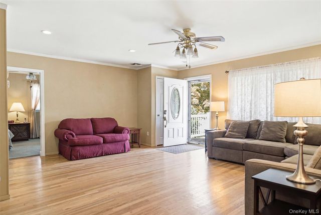 3902 Clove Court, Seaford, NY 11783