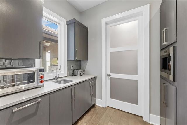 4140 W 151st Street, Leawood, KS 66224