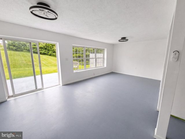2989 ROBIN RD, York, PA 17404