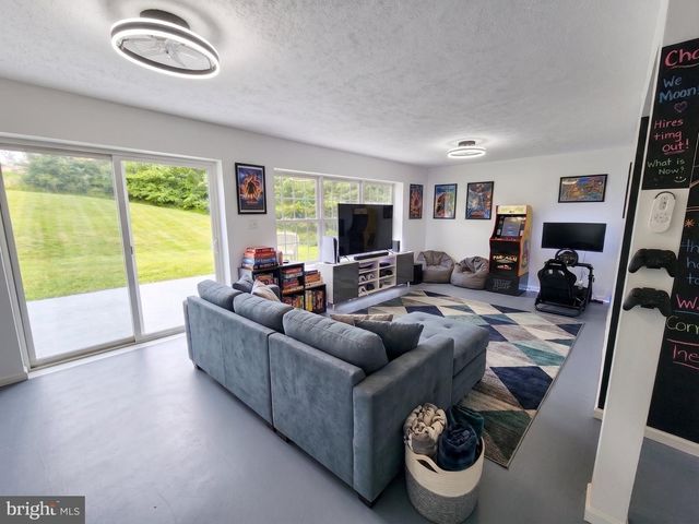 2989 ROBIN RD, York, PA 17404