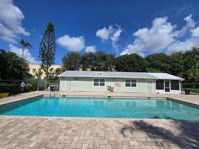 1530 Royal Forest Court, West Palm Beach, FL 33406