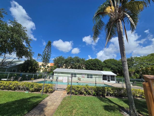 1530 Royal Forest Court, West Palm Beach, FL 33406