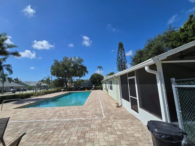 1530 Royal Forest Court, West Palm Beach, FL 33406
