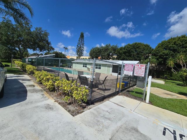 1530 Royal Forest Court, West Palm Beach, FL 33406
