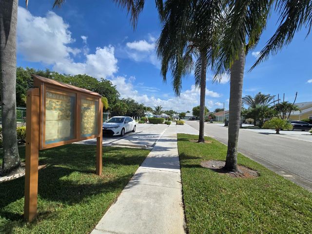 1530 Royal Forest Court, West Palm Beach, FL 33406