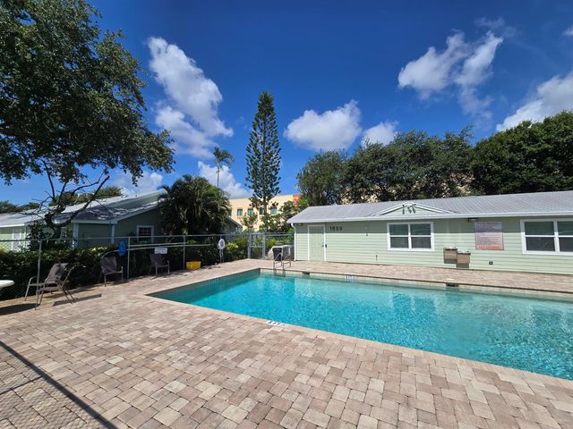 1530 Royal Forest Court, West Palm Beach, FL 33406