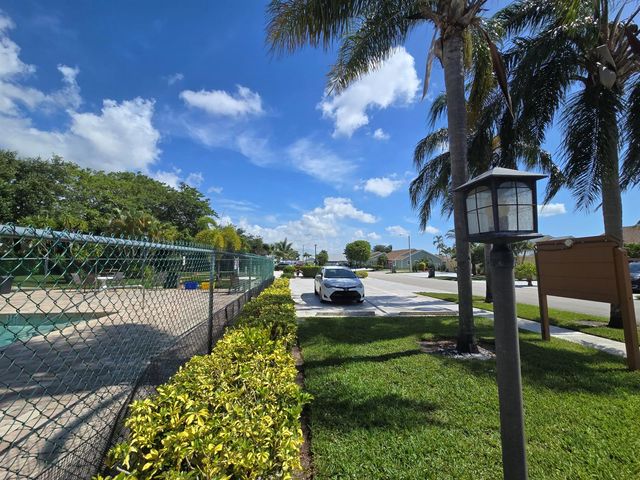 1530 Royal Forest Court, West Palm Beach, FL 33406